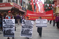 19 MAYIS’IN IŞIĞI SÖNMEYECEK! Tayyipgillerin, 19 Mayıs kutlamalarını daraltarak, Birinci Kurtuluş Savaşı’mızın ve Mustafa Kemal’in aşama aşama unutturulması ve değersizleştirilmesi, oluşan ulusal-manevi bilincin yok edilmesi çabalarına inat, Antiemperyalist Kurtuluş Savaşı’mızın […]