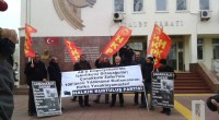 Halkın Kurtuluş Partisi Çanakkale Valiliği tarafından, Çanakkale Zaferi’nin 100. yılı kutlamalarının yasaklanması kararını protesto etmek için Çanakkale Adliyesi önünde bir basın açıklaması gerçekleştirdi.                                         Ardından “AB-D Emperyalizminin Uşağı Ortaçağcılar; Çanakkale Zaferi’nin 100. [&hellip;]