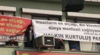 Bilindiği gibi Halkın Kurtuluş Partisi bu ülkede hiçbir muhalefet partisinin yapmadığını yapmakta ve en büyük işleri halkımızı “Allah’la Aldatmak” olan Tayyipgiller’in ve tüm sömürücülerin işledikleri suçlarla ilgili suç duyurularında bulunmakta, [&hellip;]