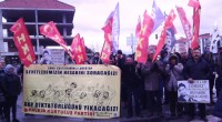 Gezi İsyanının ilk günlerinde Hatay’daki Gezi eylemleri sırasında kafasına sıkılan biber gazı kapsülüyle katledilen Abdullah Cömert’in katili polis memuru Ahmet Kuş’un yargılandığı dava sona erdi. 14 Mart Pazartesi günü görülen […]