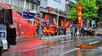 2015 1 Mayısı’nda Taksim’e çıkmak için Beşiktaş’ta toplanan ve yürüyüşe geçmek üzere beklerken, halayların çekildiği sırada Polis biber gazlarıyla, gaz bombalarıyla, joplarla, tomalarla vahşice kitleye saldırmış ve onlarca kişi yaralanmış, […]