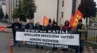 HKP&rsquo;liler; Soma Katliamı duruşmalarında a&ccedil;tıkları &ldquo;Soma&rsquo;nın Katili Tayyipgillerin Bek&ccedil;iliğini Yaptığı S&ouml;m&uuml;r&uuml; D&uuml;zenidir&rdquo; i&ccedil;erikli pankart nedeniyle yargılandıkları &uuml;&ccedil; ayrı davadan BERAAT ettiler. Akhisar 1 ve 3&rsquo;&uuml;nc&uuml; Asliye Ceza Mahkemelerinde g&ouml;r&uuml;len davalarda [&hellip;]