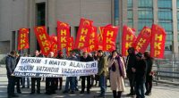 2016 1 Mayısı&rsquo;nda demokratik hakkımızı kullanarak Taksim&rsquo;e y&uuml;r&uuml;mek istediğimiz i&ccedil;in biz Halkın Kurtuluş Partisi &uuml;yelerini Beşiktaş&rsquo;ta, uyarı yapmaksızın, orantısız g&uuml;&ccedil; kullanarak kolluk kuvvetleri g&ouml;zaltına almıştı. Bug&uuml;n, &Uuml;&ccedil; ayrı ekip olarak [&hellip;]