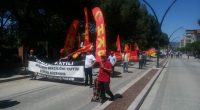 HKP Soma Katliamının 4. Yılında Soma’daki Mitinge Katıldı Bundan 4 yıl önce Soma’da yaşanan iş cinayetinde 301 madenci hayatını kaybetmişti.  Daha fazla kar elde etmek için yasanın zorunlu kıldığı İşçi [&hellip;]