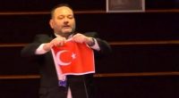 Türk Ordusu’nun başına çuval geçirdiler, sesiniz çıkmadı, sesiniz çıkmadığı gibi bir de dalga geçtiniz, ulusal onuru korumak isteyenlerle, “Ne notası veriyorsun? Müzik notası mı?” diyerek. Gözümüzün önünde Ege’deki Adalarımız birer birer işgal […]