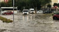 Dün (12.07.2024 Cuma günü) aniden bastıran yağmur ve fırtına sebebiyle vatandaşlar zor anlar yaşarken Alsancak semtinden acı bir haber geldi. Yağmurla beraber göle dönen yollarda  elektrik akımına kapılan iki insanımız […]