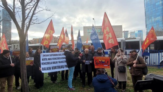 ABD Emperyalist Haydudunun Bolivarcı Venezuela Cumhuriyeti’ne yönelik namussuzca saldırısını, Venezuela Halkının lideri Maduro’yu alçakça kaçırıp ABD’ye götürmesini ABD Büyükelçiliği önünde protesto ettik. Uluslararası Hukuku ayaklar altına alan, bu korsanlık, bu [&hellip;]