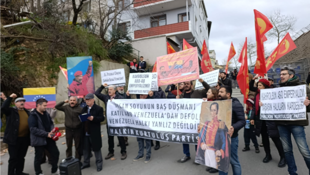 Yeni yılın ilk gününü kana bulayan faşist bunak Trump, Venezuela’ya silahlı ordusu ile saldırarak Venezuela’nın seçilmiş Başkanı Maduro ve eşini konutundan kaçırarak yeni bir insanlık suçuna daha imza attı. Tüm [&hellip;]