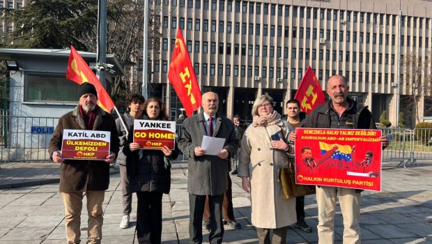 Halkın Kurtuluş Partisi, ABD Emperyalizminin temsilcileri hakkında Bolivarcı Venezuela Cumhuriyeti’ne yönelik saldırıları nedeni ile uluslararası saldırı ve savaş suçu işledikleri gerekçesiyle yargılanmaları için Uluslararası Ceza Mahkemesi Savcılığına (UCM) ihbarda bulundu ve ardından Venezuela Büyükelçiliğini [&hellip;]