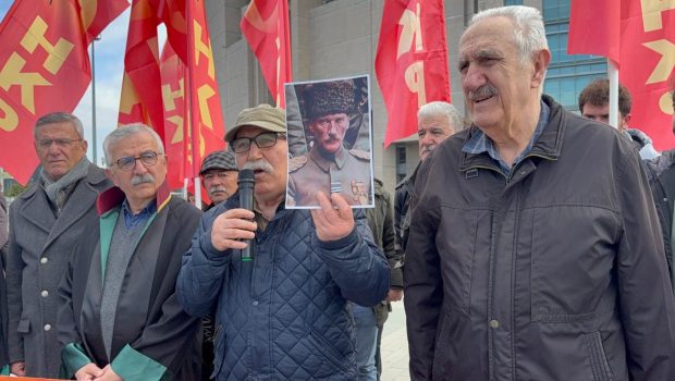 Türkiye’nin başına ABD Emperyalist Haydut Devleti tarafından çöktürülmüş olan AKP’giller iktidarı, Genel Başkan’ımız Nurullah Efe’nin her konuşmasından, her yazısından suç türetmeye, emri altına alıp muhalifleri sindirmeye yönelik operasyon silahına dönüştürdüğü [&hellip;]