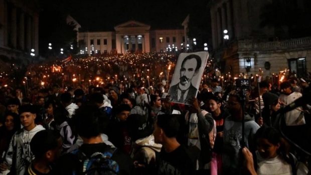 Mazlum Halkların Kanıyla Beslenen, İnsan Soyunun Başdüşmanı, Soykırımcı Haydut Devlet ABD ve Onun Faşist, Sapık, Bunak Başkanı Trump Sosyalist Küba’yı Yok Etmek, Küba Halkını Boğmak İstiyor! BAŞARAMAYACAKLAR! Küba Halkı ve [&hellip;]