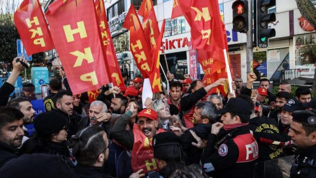 Saygıdeğer Emekçi Halkımız; İşçi Sınıfının Uluslararası Birlik, Mücadele, Dayanışma Günü 1 Mayıs yaklaşıyor… 2026 1 Mayıs’ına Kahraman Gerilla CHE Guevera’nın deyimiyle insan soyunun başdüşmanı ABD Emperyalizminin, onların müttefikleri olan AB [&hellip;]