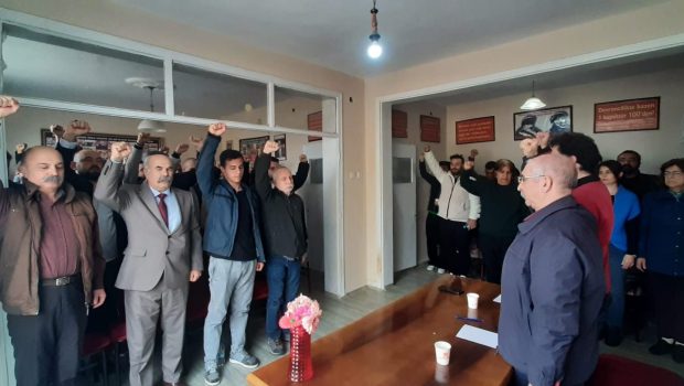 Konya İl Örgütümüzde 19 Nisan Pazar günü saat 13.30’da “Önderlerimiz Mücadelemizde Yol Gösteriyor” konulu seminerle devrim şehitleri Faruk Sur, Sıtkı Şaplak ve Orhan Özer Yoldaşlarımızı andık. Açış konuşmasını HKP Gençliğinden Gökberk Yoldaş gerçekleştirdi. Gökberk Yoldaş, Önderlerimizin [&hellip;]