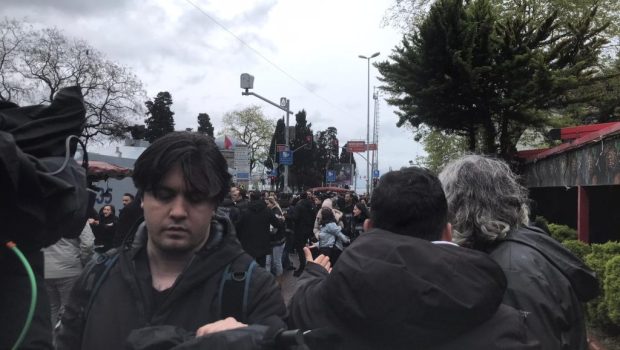Yoldaşlarımız Beşiktaş’ta gözaltına alınmaya devam ediliyor. Saat 10.30 da ikinci bir eylem yapan Yoldaşlarımız da hukuksuz bir şekilde göz altına alındılar. Ne yaparsanız yapın, 1977 Kanlı 1 Mayıs’ında şehit kanlarıyla [&hellip;]