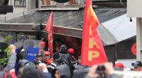 Bugün saat 09.30’dan itibaren Beşiktaş’tan Taksim’e yürüyüşe geçtiğimiz sırada polis şiddetiyle gözaltına alınan, aralarında 6 avukatımızın da bulunduğu 42 Yoldaşımız derhal serbest bırakılsın!           