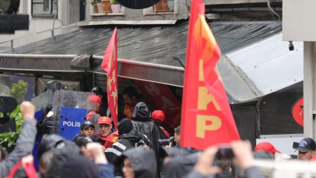 Bugün saat 09.30’dan itibaren Beşiktaş’tan Taksim’e yürüyüşe geçtiğimiz sırada polis şiddetiyle gözaltına alınan, aralarında 6 avukatımızın da bulunduğu 42 Yoldaşımız derhal serbest bırakılsın!           