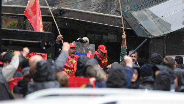 1 Mayıs’ı, 1 Mayıs’ın Türkiye’deki Anavatanı olan Taksim’de kutlamak üzere Beşiktaş’tan harekete geçen, aralarında 6 Parti Avukatımızın da bulunduğu 42 Yoldaşımız hukuksuz bir şekilde, polis şiddetiyle gözaltına alınmıştır. Basına ve [&hellip;]