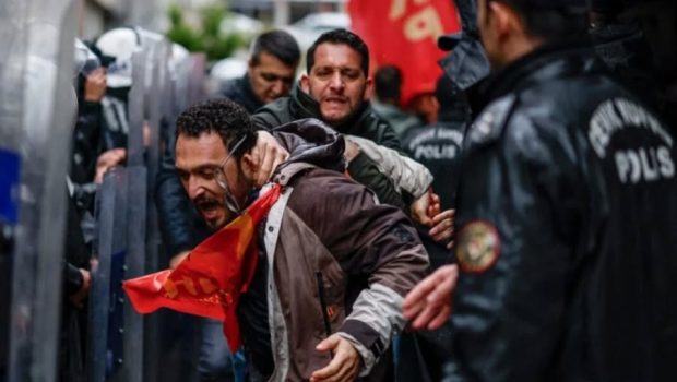 Tarih, Bıkmadan, Yılmadan, Usanmadan, Kararlıca Taksim Vatanı İçin Zümrüt Bir Denize Dalar Gibi Gözünü Kırpmadan Kavgaya Dalan Gücünü Devrimci İdeolojisinden, İnancından, Yüreğinden Alan HKP’lileri Yazacak! Artık su götürmez bir gerçekliktir: Türkiye’de [&hellip;]
