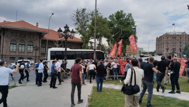 Katil NATO’nun Ankara’da toplanmasını, AKP’giller faşizminin her türlü ablukasını aşarak Halkımızın emperyalist işgale karşı verdiği Bağımsızlık Savaşı’nın komuta merkezi Birinci Meclis önünde protesto eden Yoldaşlarımız gözaltına alındı! EMPERYALİSTLERİN KATLİAM ÖRGÜTÜ [&hellip;]