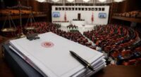 ​ABD ve AB Emperyalist Haydutları, yerli işbirlikçileriyle birlikte ülkemizi dört bir yandan çerçevelediler, önlerine çıkabilecek bütün güçlerin CIA Operasyonlarıyla direncini kırdılar, şimdi de “Çerçeve Yasa” denilen ve içeriğini son ana kadar [&hellip;]