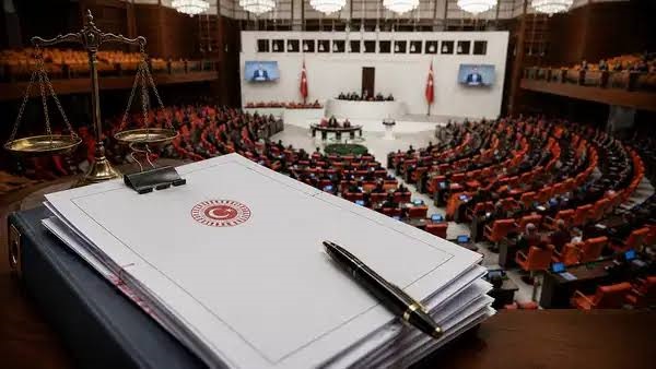 ​ABD ve AB Emperyalist Haydutları, yerli işbirlikçileriyle birlikte ülkemizi dört bir yandan çerçevelediler, önlerine çıkabilecek bütün güçlerin CIA Operasyonlarıyla direncini kırdılar, şimdi de “Çerçeve Yasa” denilen ve içeriğini son ana kadar [&hellip;]
