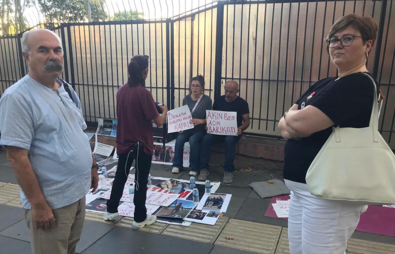 Kahramanmaraş merkezli 6 Şubat Depreminde ailelerini, yakınların kaybeden ailelerin “Adalet” arayışları devam ediyor. Zaten ailelerin sevdikleri canlarını kaybetmenin acılarıyla yürekleri dağlanmış durumda. Bir de üstüne AKP’giller’in kendi hukuk bürolarına dönüştürdüğü [&hellip;]