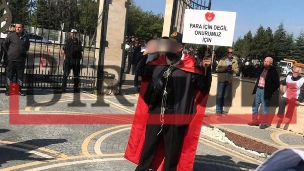 Halkımızı can evinden vuran AKP’giller’in yarattığı işsizlik ve pahalılık cehennemi, zaten ölümlerden ölüm beğenerek yaşam mücadelesi vermek zorunda bırakılan emeklilerimizden birinin daha canına mal oldu. AYM önünde seyyanen zam talebiyle [&hellip;]