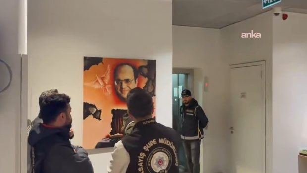 ABD Emperyalistleri tarafından kendilerine bahşedilen “meşruiyet” sayesinde gemi iyice azıya alan AKP’giller faşizmi, günün erken saatlerinde Halk TV’nin İstanbul’daki binasına baskın yaparak binayı polis ablukasına aldırdı. “Arama” yapmak için binaya [&hellip;]