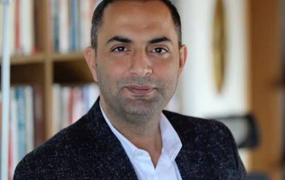 Bu Kadarına da Pes Artık: Murat Ağırel Yapmadığı Haber Nedeniyle TUTUKLANDI! AKP’giller Türkiye’sinde bu da görülmüş oldu. Muhalif, namuslu, dürüst gazeteciler gözaltına alınıp tutuklanıyordu, AKP’giller’in yolsuzluklarını, vurgunlarını, soygunlarını haber yaptıkları [&hellip;]